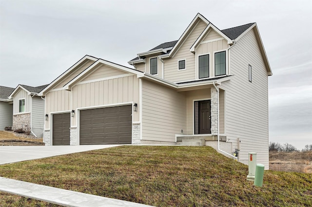 craftsman inspired home featuring a garage and a front yard