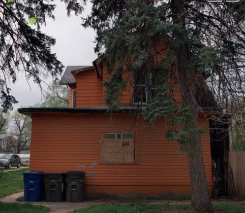 view of side of property featuring a lawn