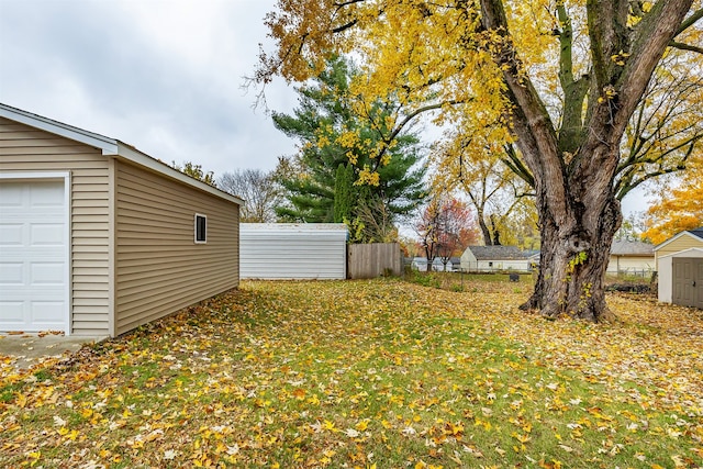 view of yard featuring an outbuilding