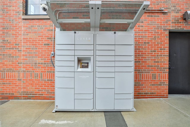 450 SW 7th St Unit 208, Des Moines, IA 50309 - exterior space with a package area