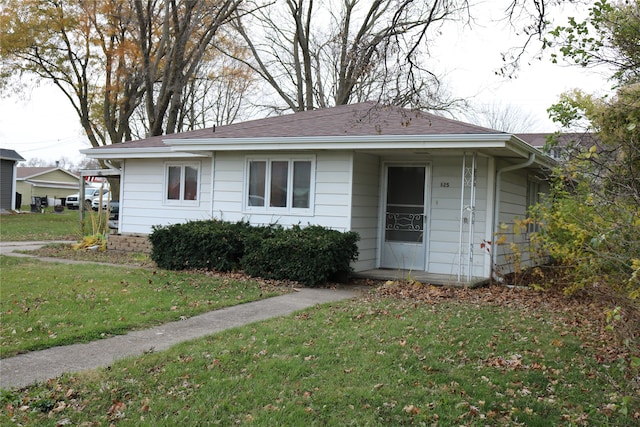 view of front of property featuring a front lawn