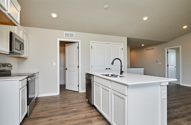 kitchen with a sink, visible vents, dark wood-style flooring, and stainless steel appliances