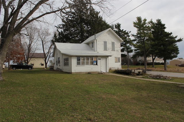 view of front of property featuring a front lawn