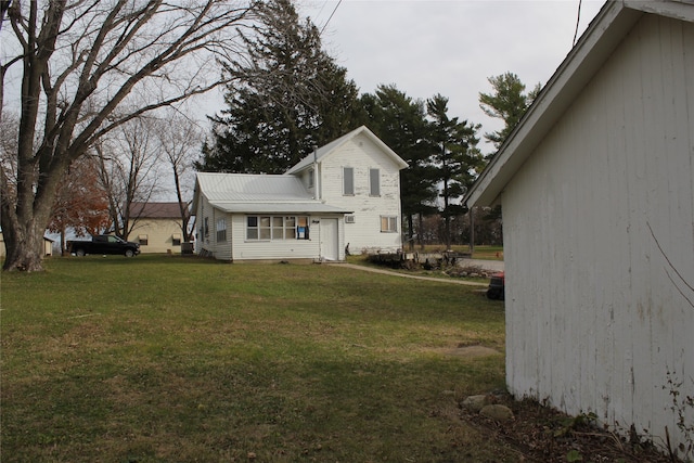 back of house featuring a yard