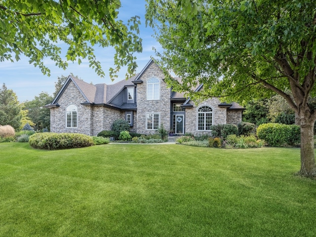 view of front of property featuring a front lawn