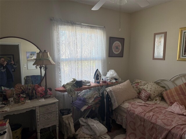 4028 9th St, Des Moines, IA 50313 - bedroom with a ceiling fan