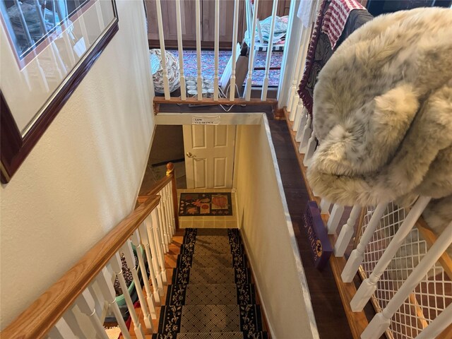 4028 9th St, Des Moines, IA 50313 - view of staircase