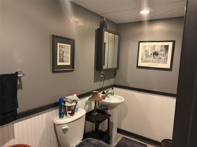 4028 9th St, Des Moines, IA 50313 - half bath featuring wainscoting and toilet