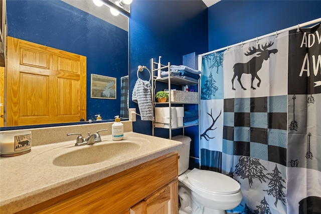 bathroom featuring a shower with curtain, vanity, and toilet