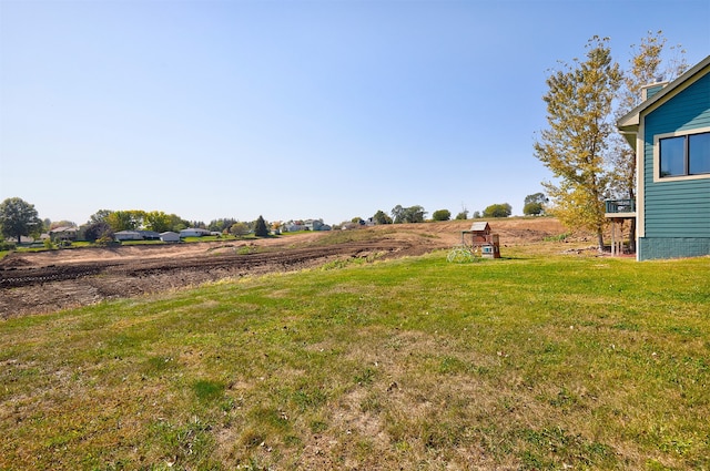 view of yard featuring a rural view