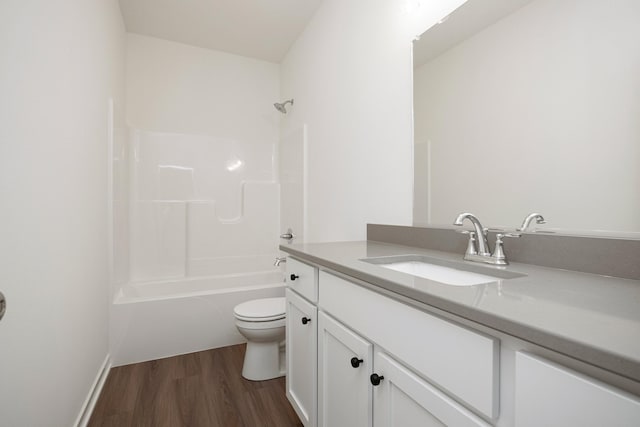 8916 Beery Pl, Johnston, IA 50131 - bathroom with wood finished floors, toilet, vanity, and bathtub / shower combination