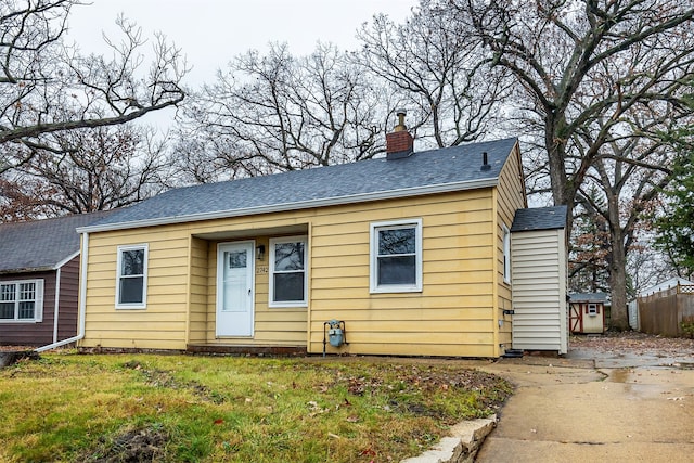 view of front of home featuring a front yard