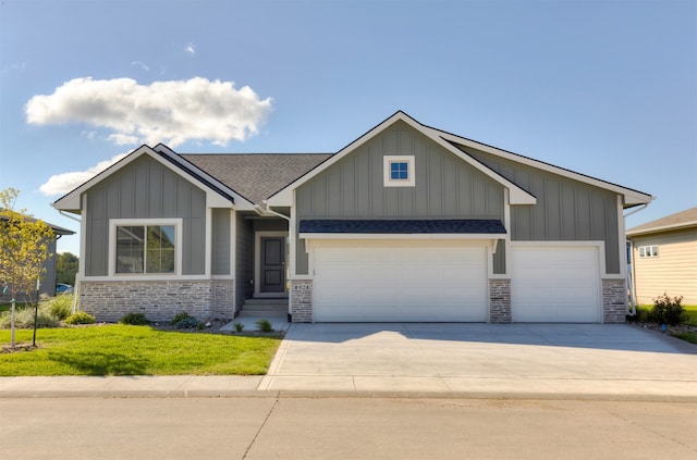 craftsman inspired home featuring a front yard