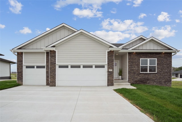 view of front facade featuring a garage and a front lawn