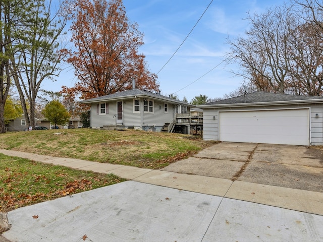 view of front of property featuring a front yard and a garage