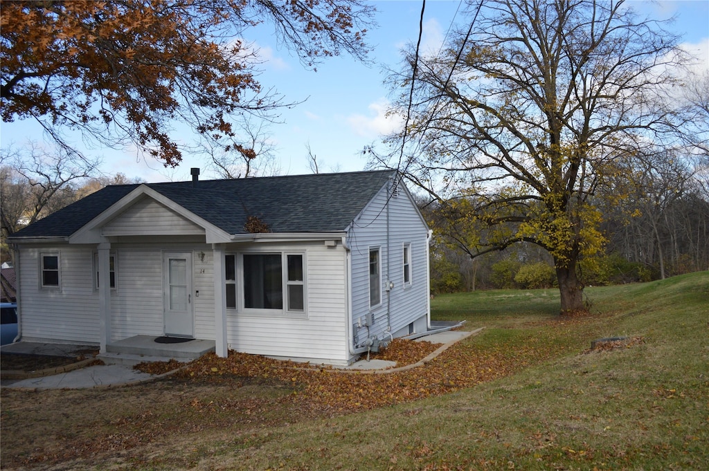 view of front of house with a front lawn