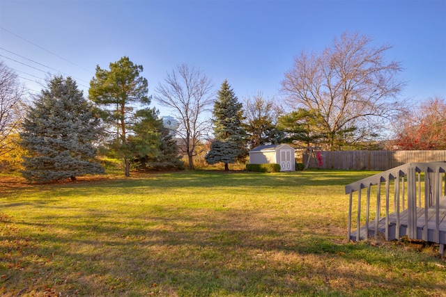 view of yard featuring a shed