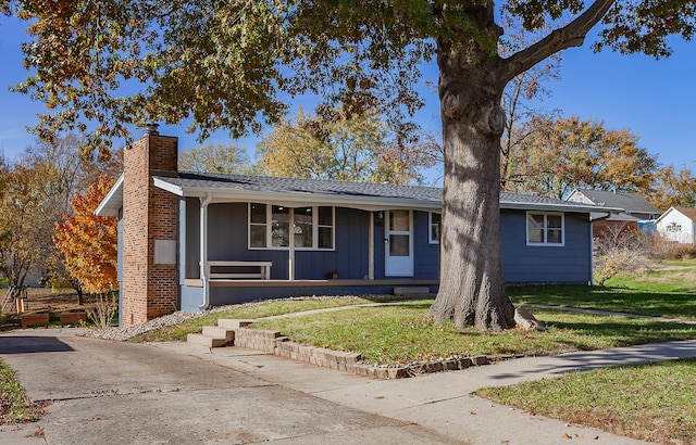 single story home with a front lawn