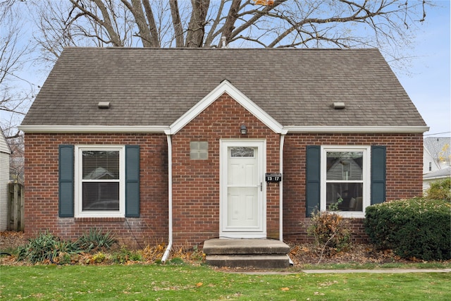 view of front facade featuring a front lawn