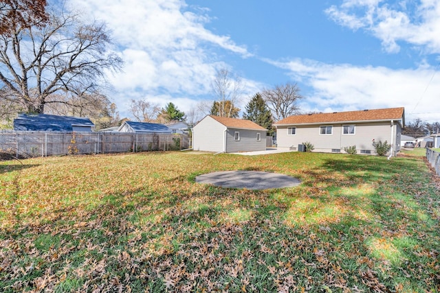 view of yard with an outbuilding