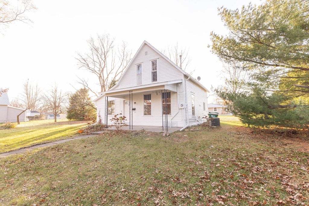 view of front of property featuring a porch and a front yard