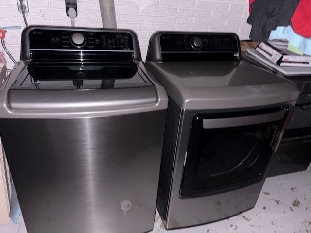 laundry room with independent washer and dryer