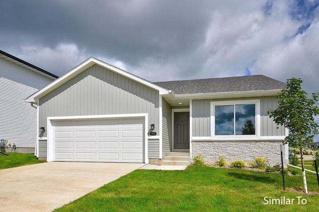 view of front of house featuring a garage and a front yard