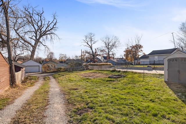 view of yard featuring an outdoor structure