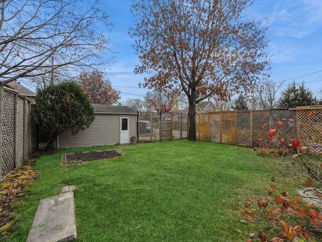 view of yard featuring an outdoor structure