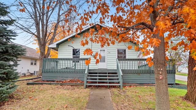 view of front of property featuring a front yard and a deck