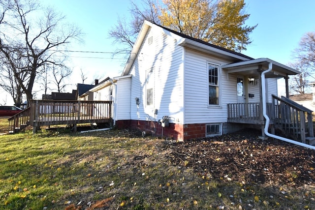 view of front of home featuring a wooden deck and a front yard