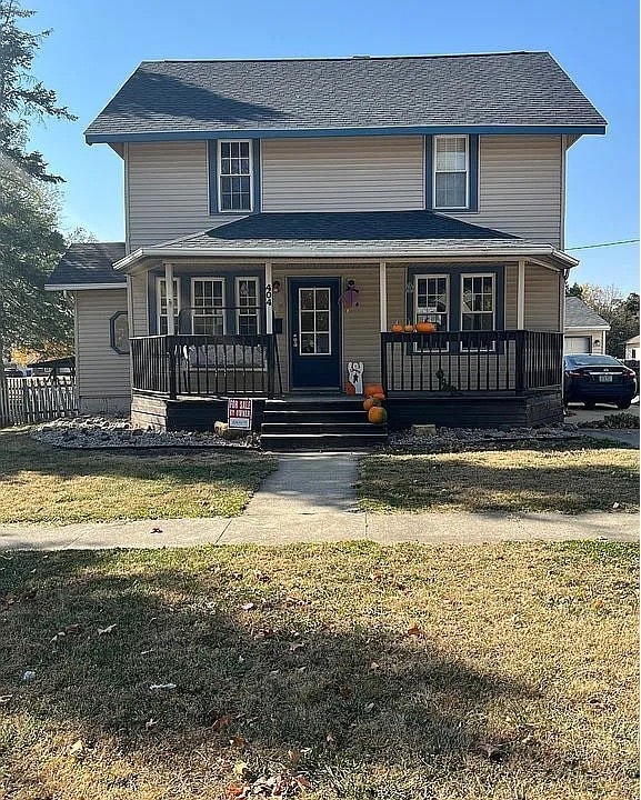 view of front of house with a porch and a front lawn