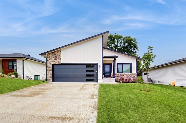 view of front of home featuring a front lawn and a garage