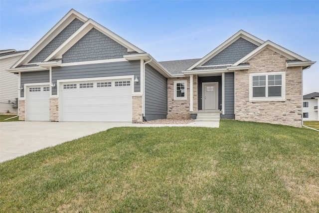 craftsman house featuring a front lawn and a garage