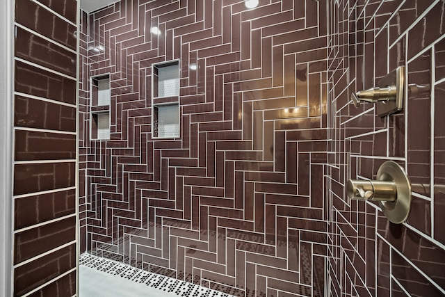 room details featuring tiled shower