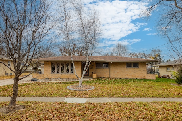 single story home featuring a front lawn