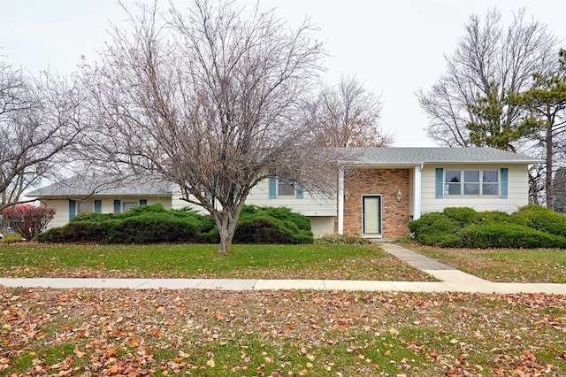 view of front of property featuring a front yard