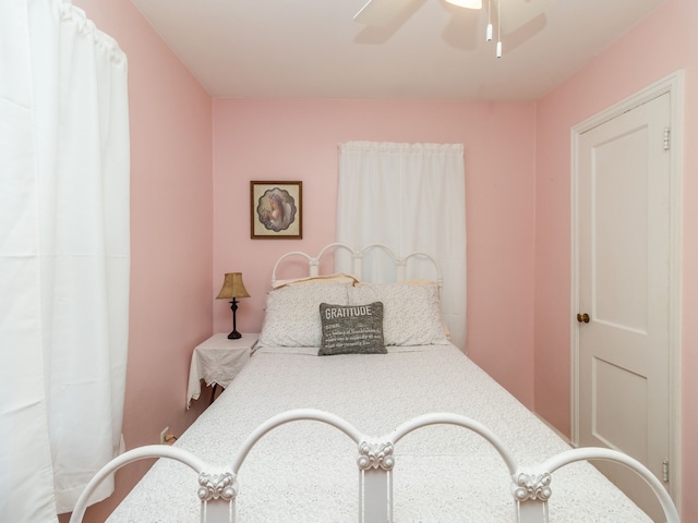 bedroom featuring ceiling fan