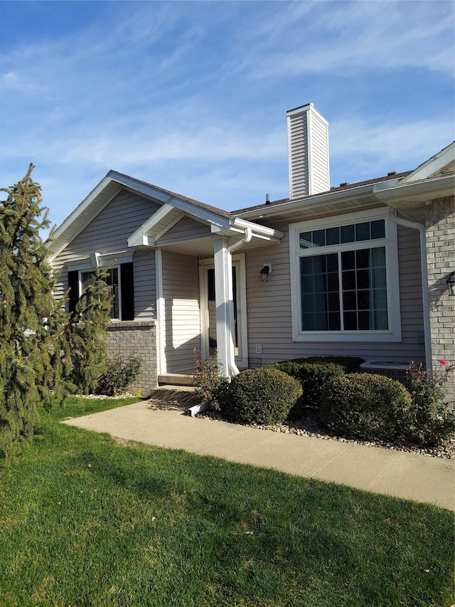 ranch-style home with a front yard