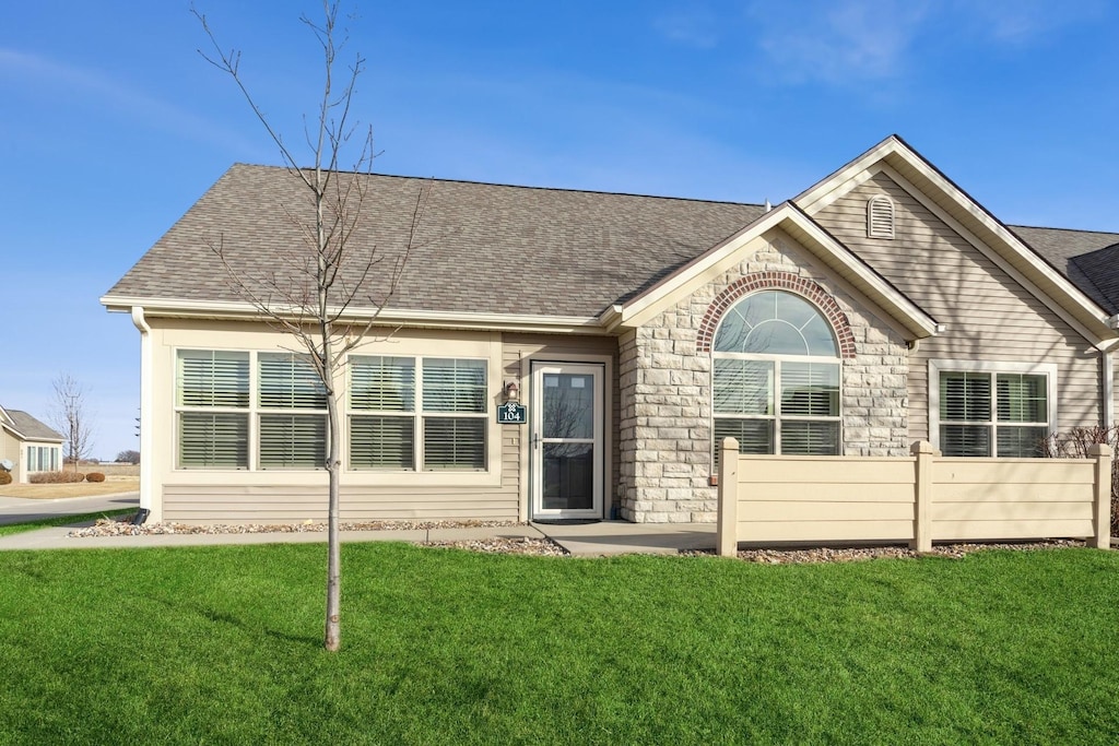 view of front of house featuring a front yard