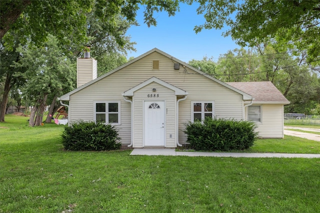 view of front of house with a front lawn