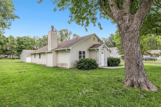 view of front facade with a front yard