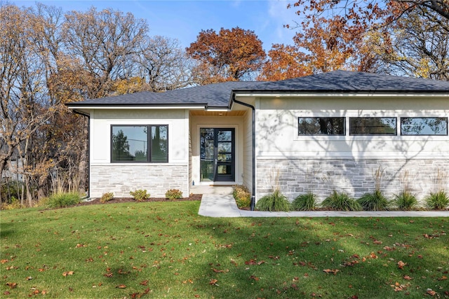 view of front of house with a front lawn