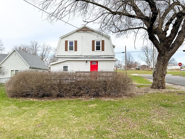 view of front of property featuring a front lawn