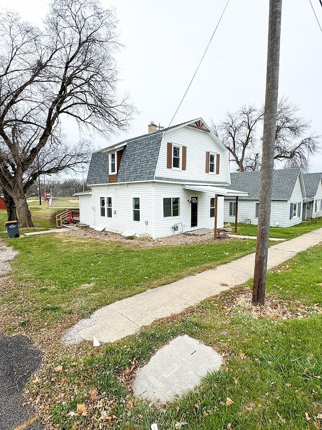 view of front of home featuring a front lawn