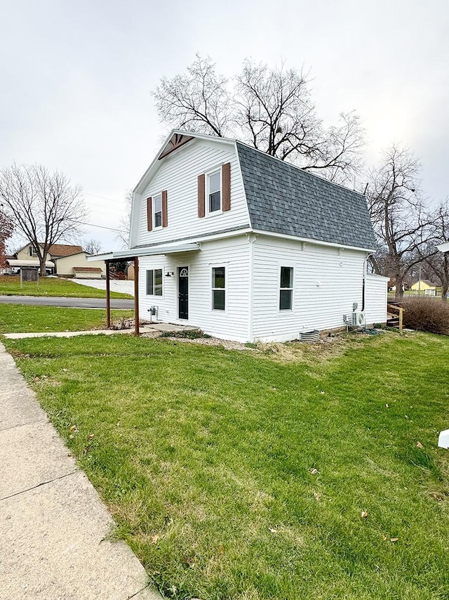 view of front facade with a front lawn