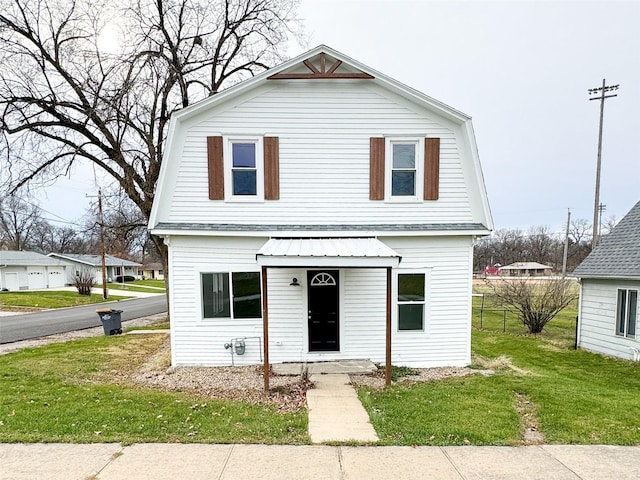 view of front of property featuring a front lawn