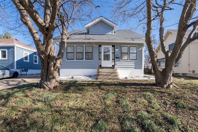 bungalow featuring a front yard