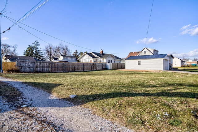 view of yard with an outdoor structure