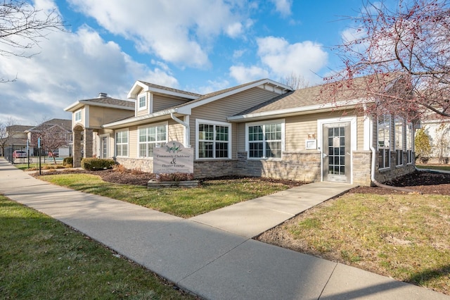 view of front of house featuring a front yard